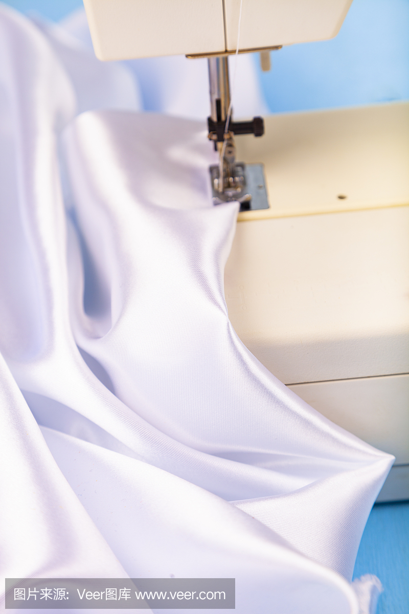 缝纫机和白色缎面织物